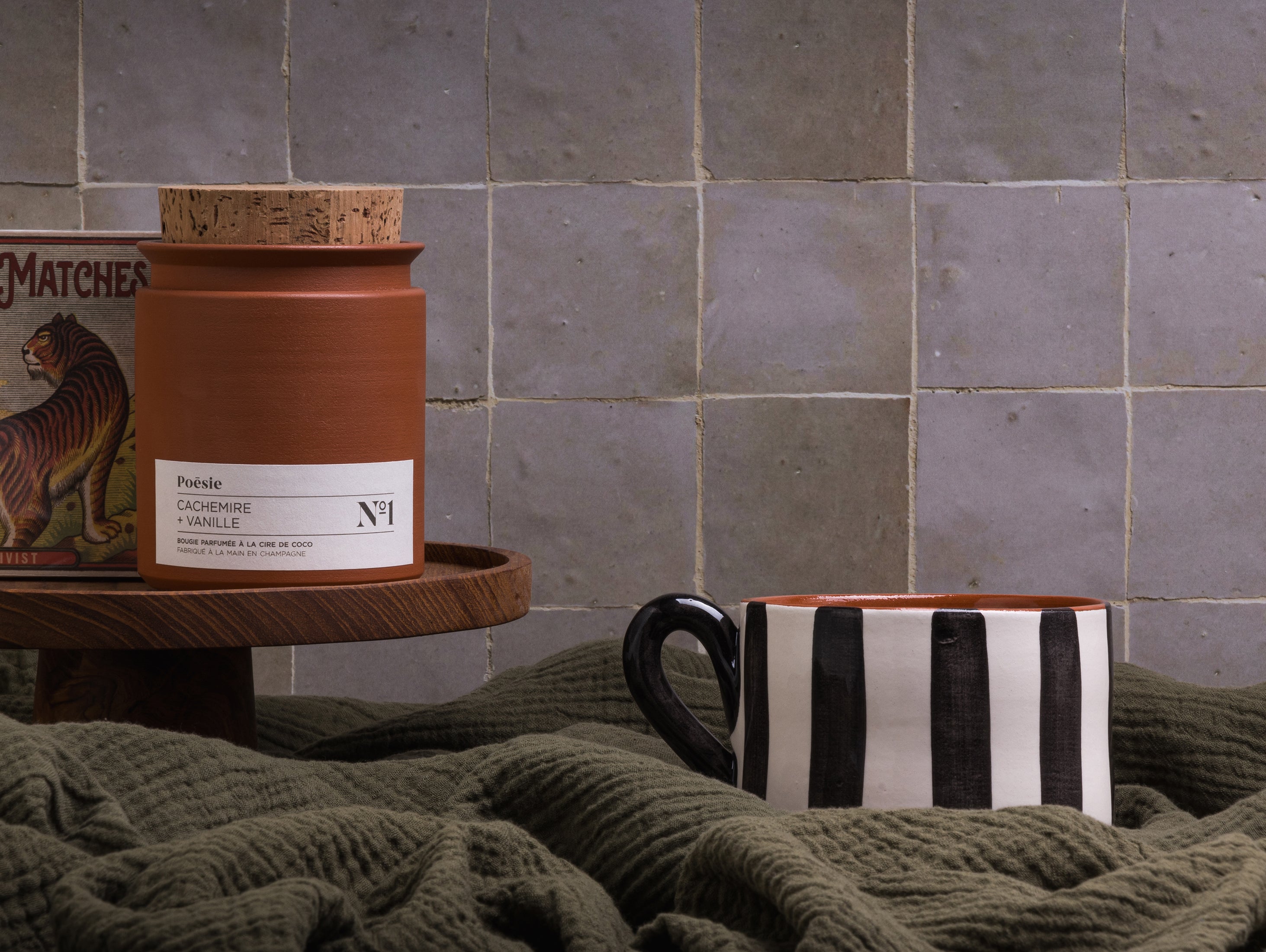 Un mug, un plaid, une bougie : notre combo préféré pour un moment de douceur