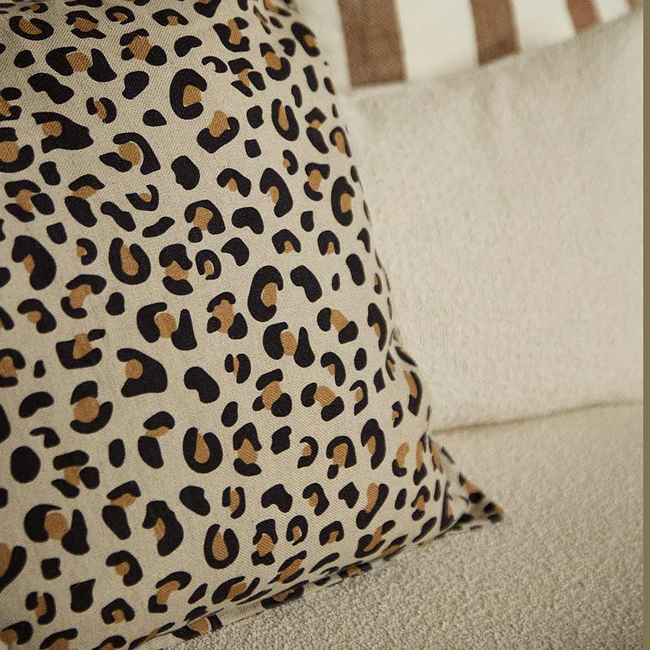 Herring & Bones - Concept Store Joyeux - Gabrielle Paris - Coussins - Coussin en lin Léopard