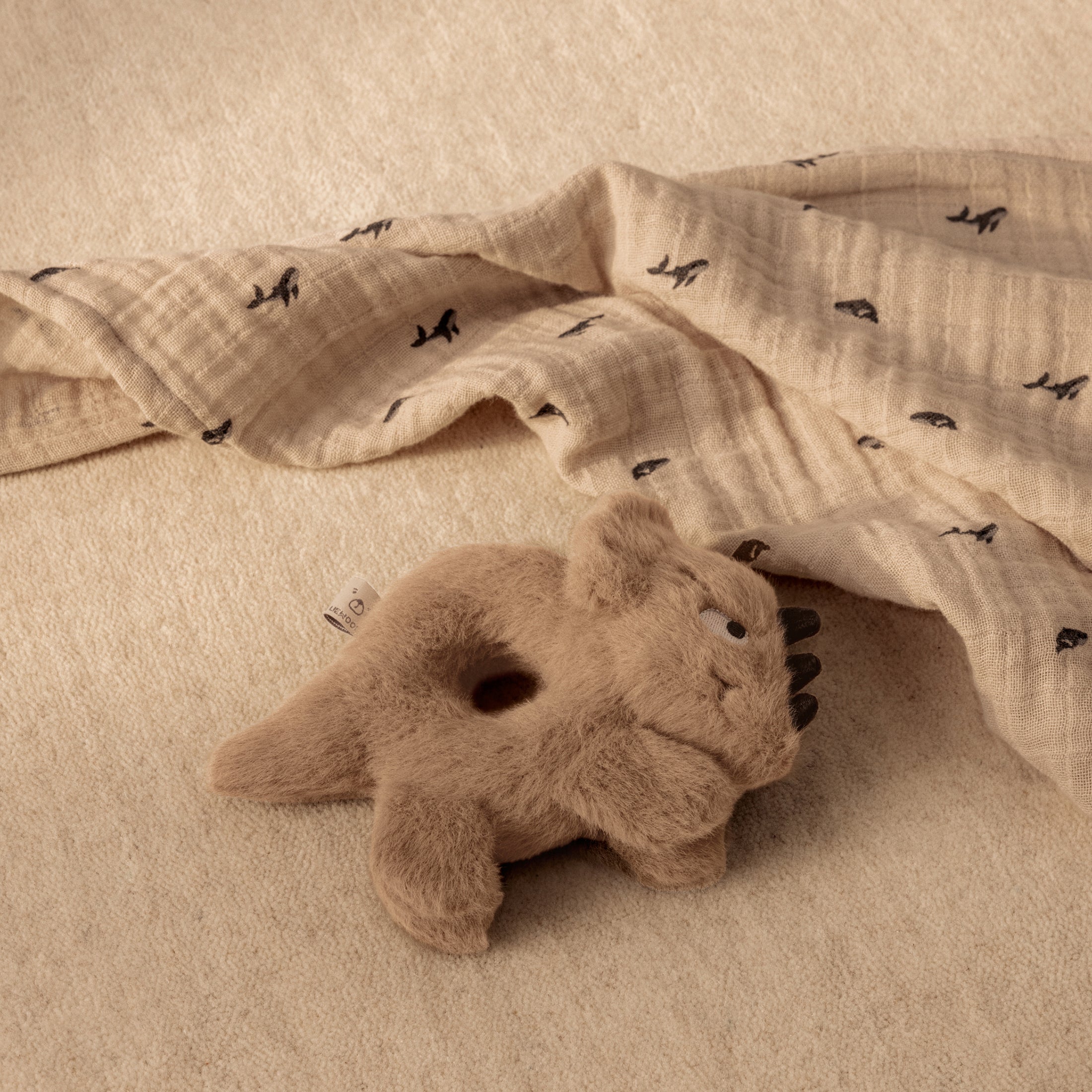 Herring & Bones - Concept Store Joyeux - LIEWOOD - Peluches et Jouets - Hochet en peluche "Romain"