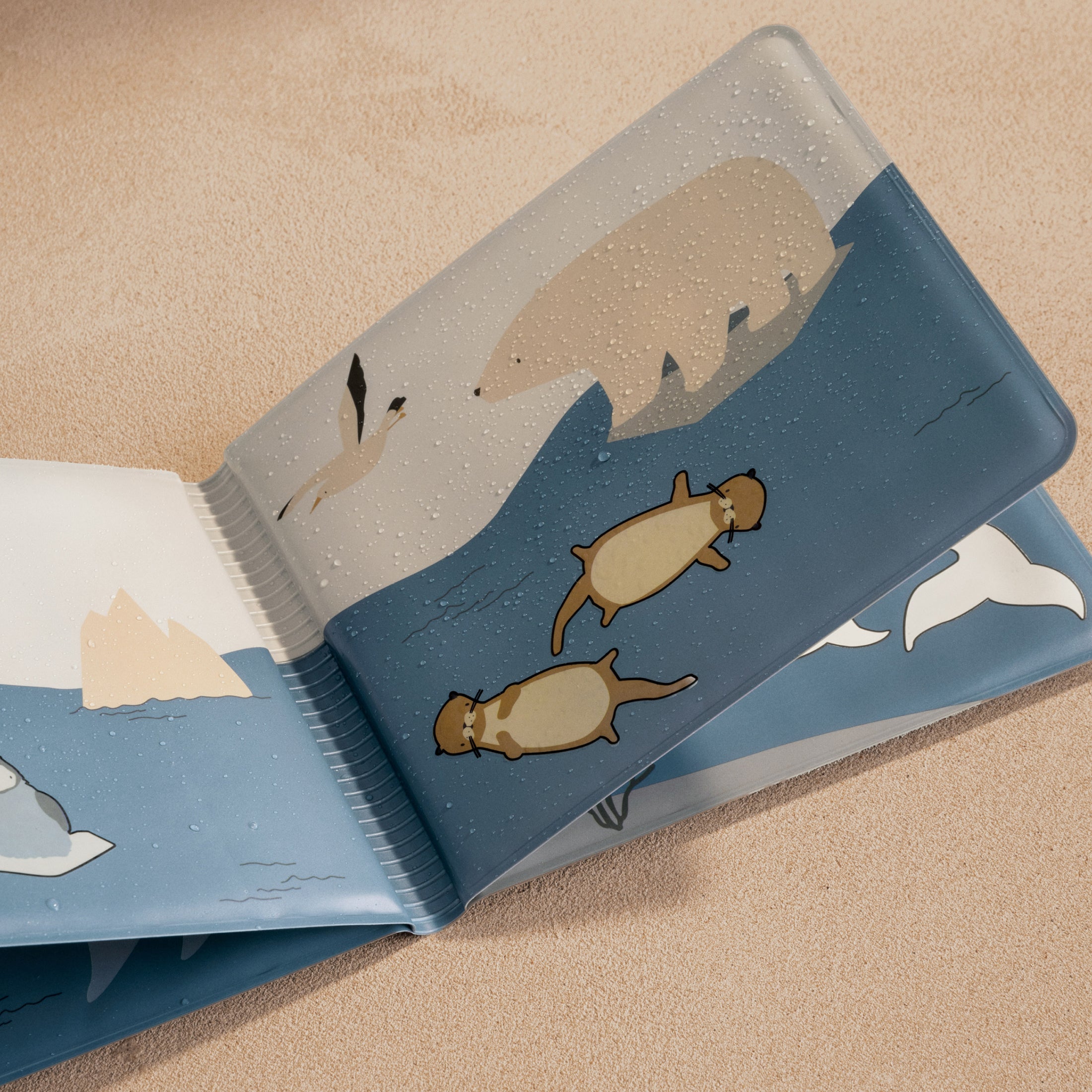 Herring & Bones - Concept Store Joyeux - LIEWOOD - Peluches et Jouets - Livre de bain magique "Waylon"