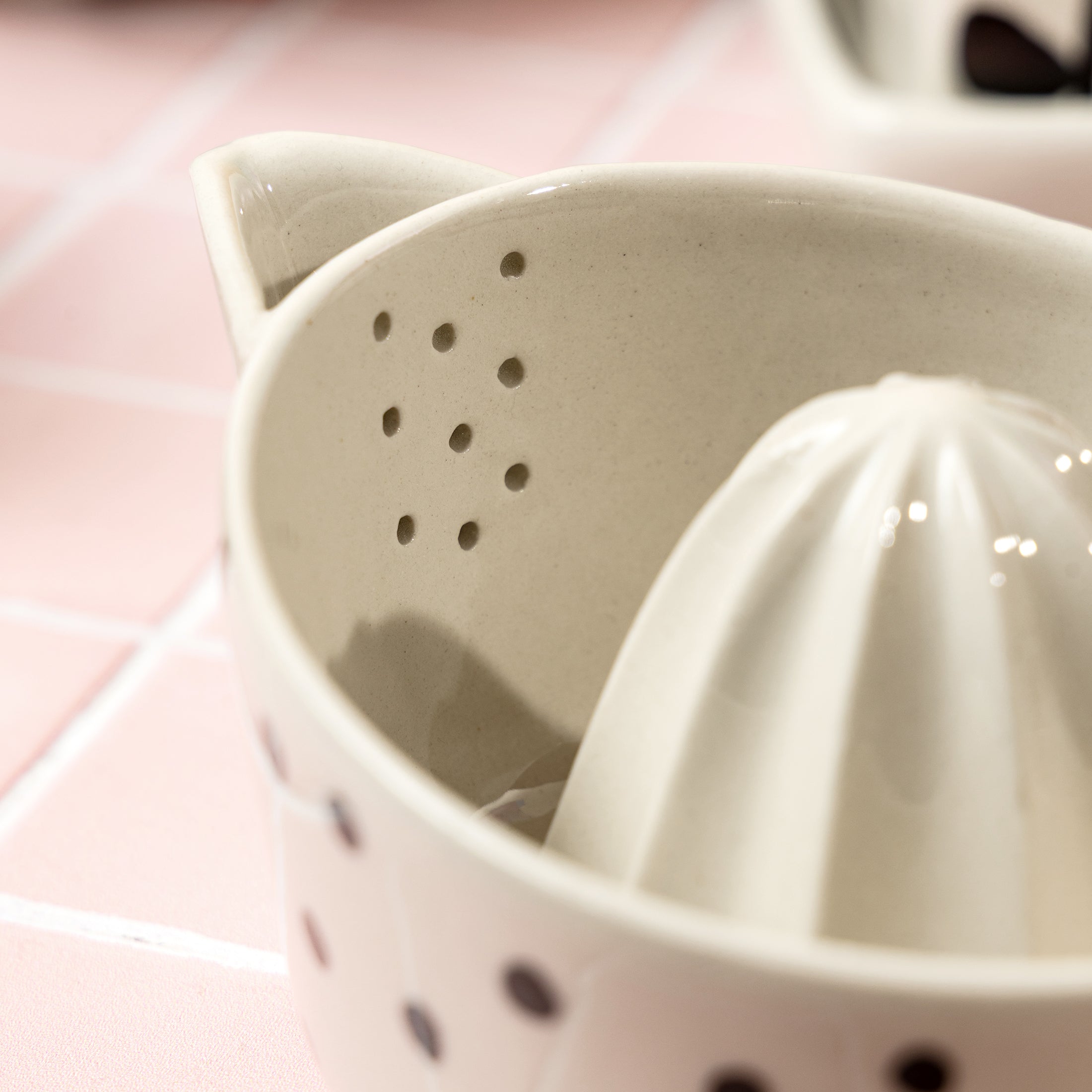 Herring & Bones - Concept Store Joyeux - Caroline Gardner - Presse-citron - Presse-citron en céramique "Ditsy"