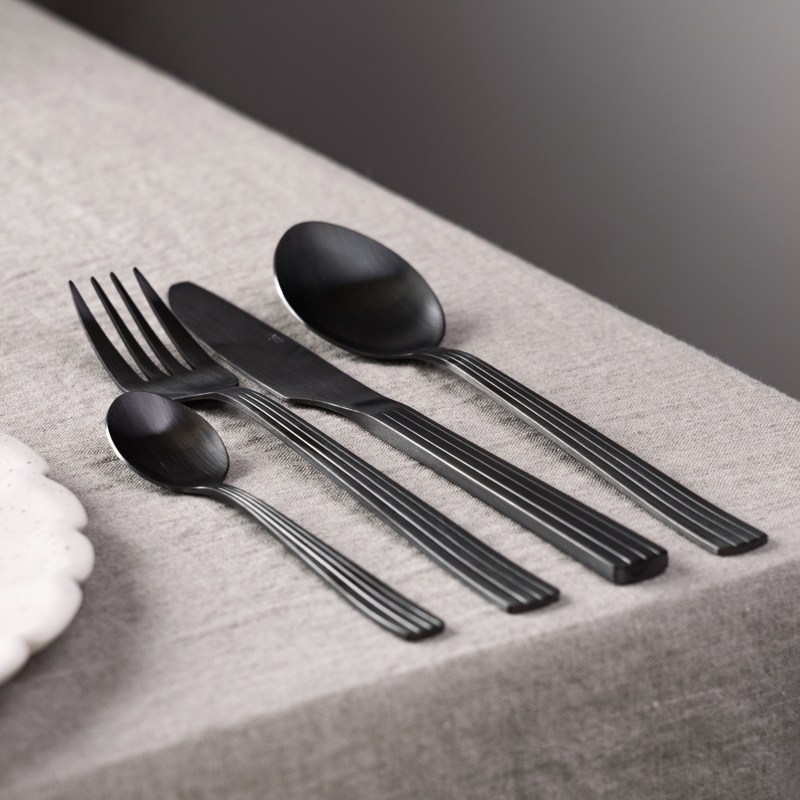 Herring & Bones - Concept Store Joyeux - Aida - Couverts - Set de 16 couverts couleur "Noir Mat"
