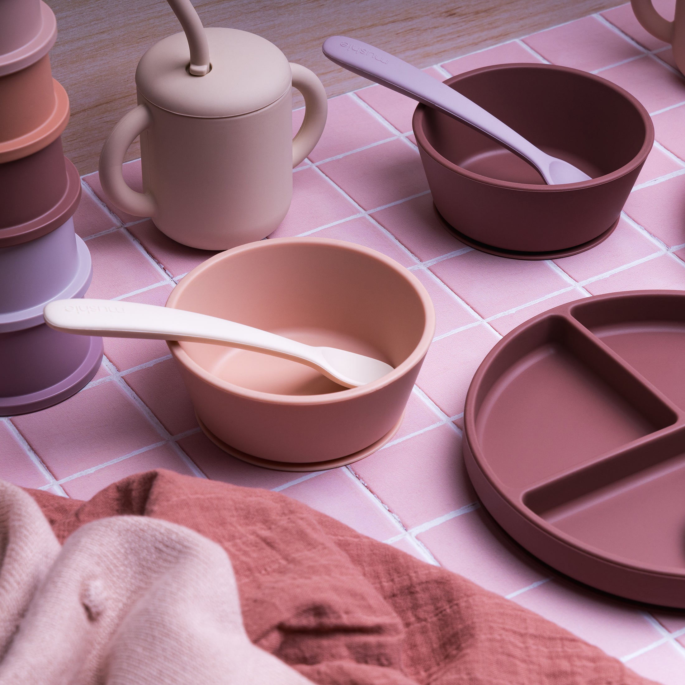 Herring & Bones - Concept Store Joyeux - Mushie - Assiettes Enfant - Bol en silicone avec ventouse